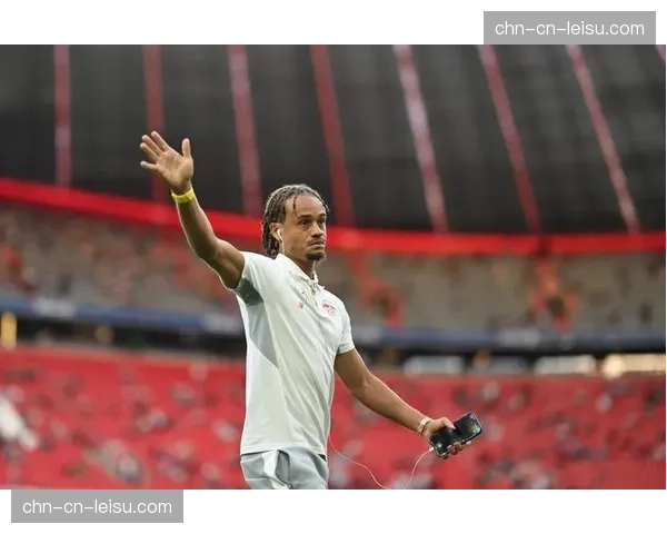 特写：失明球迷在志愿者的帮助下，通过触感反馈设备“感受”哈维-西蒙斯的突破