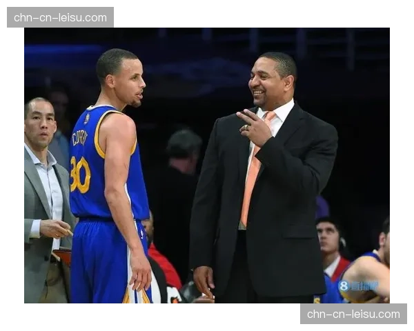 特写：库里命中生涯第3500记三分后指向天空，致敬已故前主帅马克-杰克逊